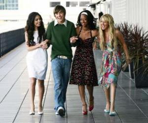 Puzzle Troy Bolton (Zac Efron), με τις φίλες της, Gabriella Montez (Vanessa Hudgens), Τέιλορ (Μονίκ Κόουλμαν) και Sharpay Evans (Ashley Tisdale)